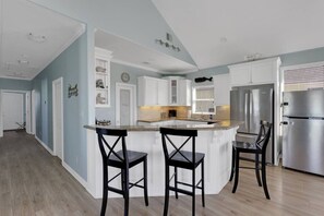 Refrigerador con congelador, microondas, horno y parrilla de estufa 