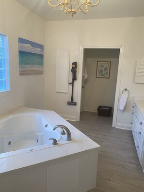 Combined shower/bathtub, hair dryer, towels, soap