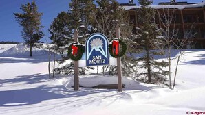 Een bord met San Moritz en een berg op de achtergrond.