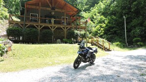 A wooden cabin with a porch and a gravel driveway. - Cozy cabin, Babbling Brook & Mountain View w/fast Wi-Fi (Robbinsville)