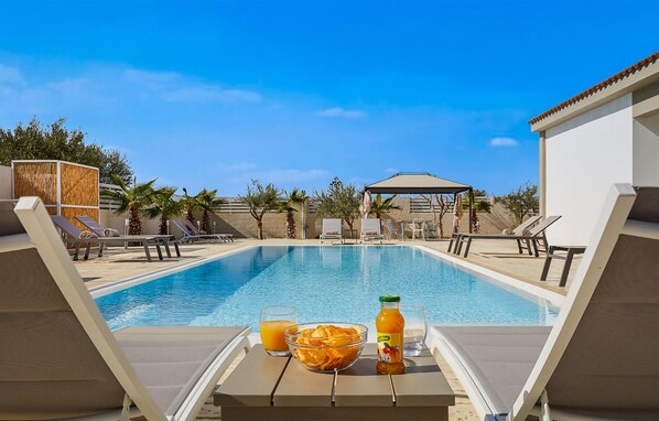 Een verwarmd zwembad