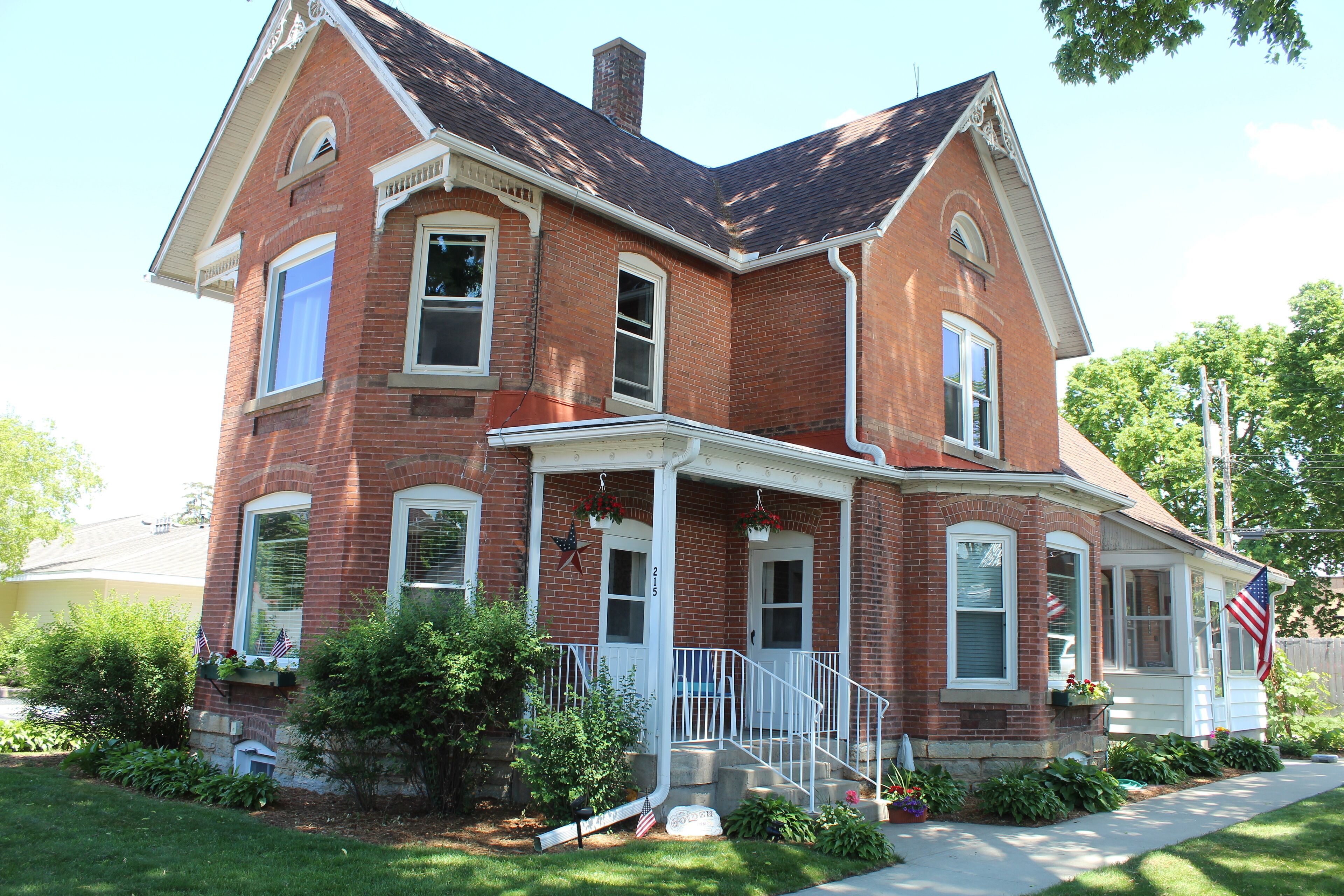 Beautiful Victorian Home One Block from Mississippi River!