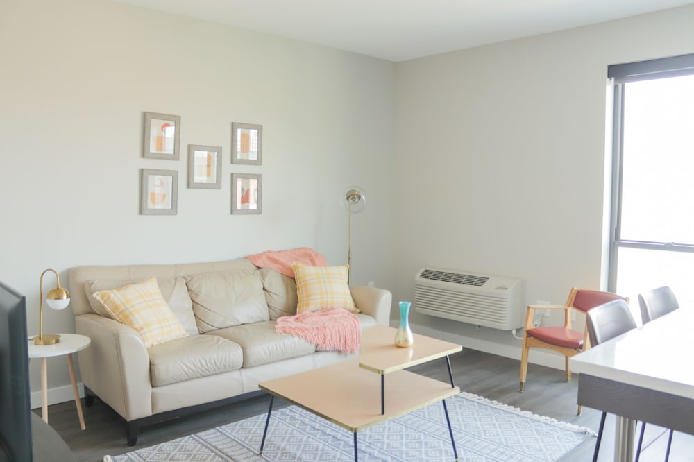 Pristine 1BD/1BA + Rooftop - Downtown Des Moines