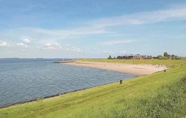 بالقرب من الشاطئ