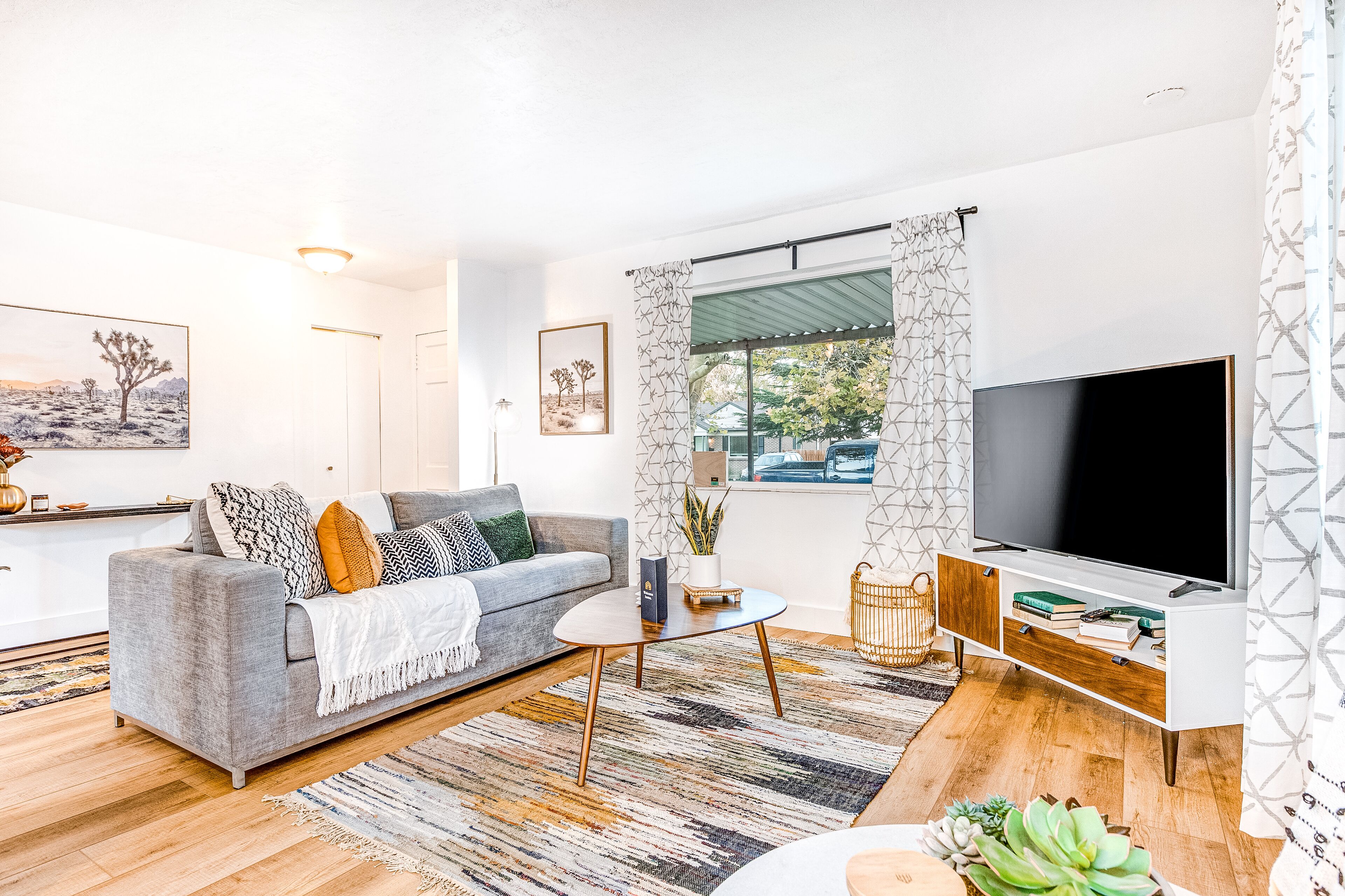 Newly renovated/furnished getaway with hot tub and adorable decor - dogs OK