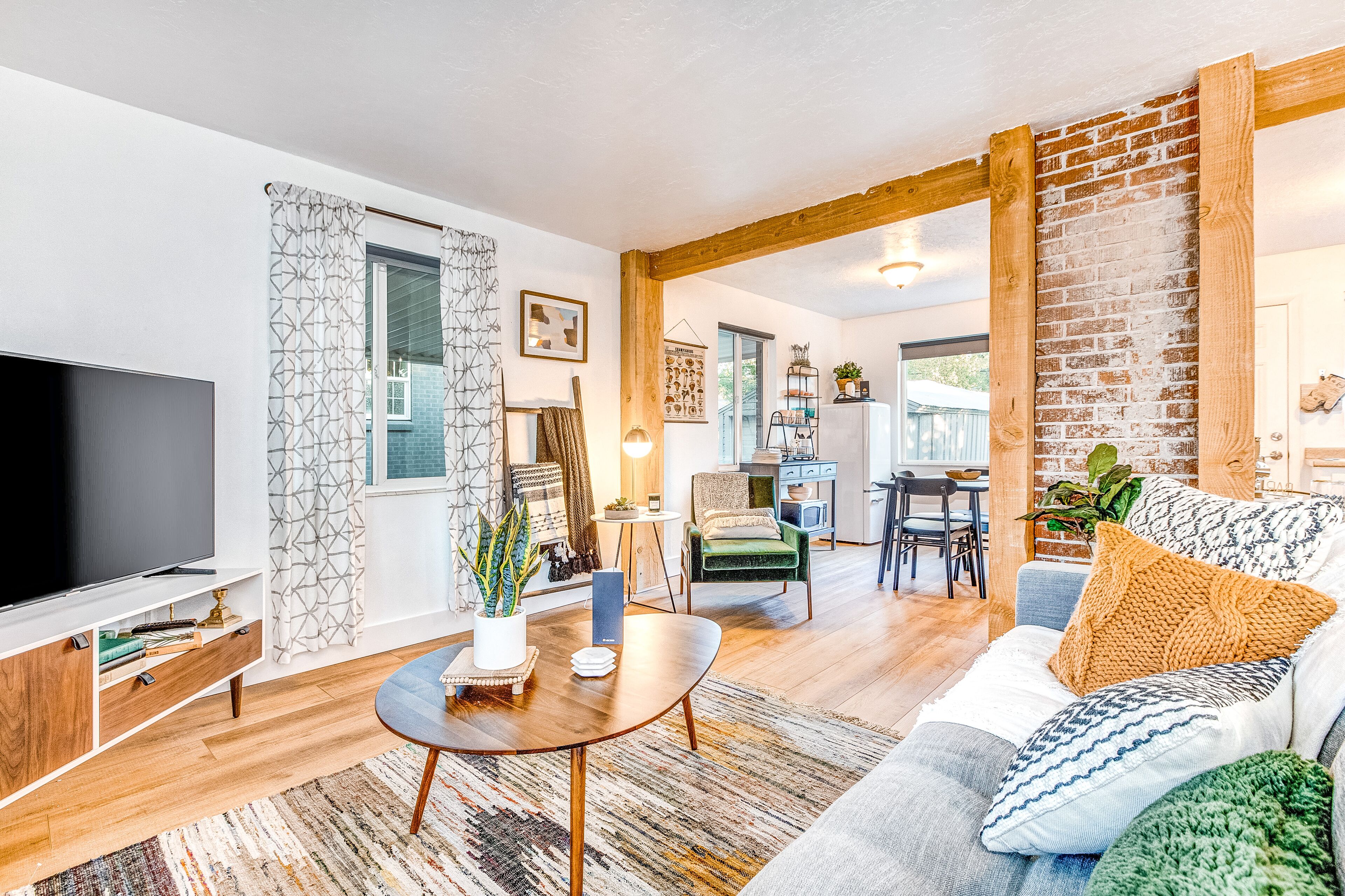 Newly renovated/furnished getaway with hot tub and adorable decor - dogs OK