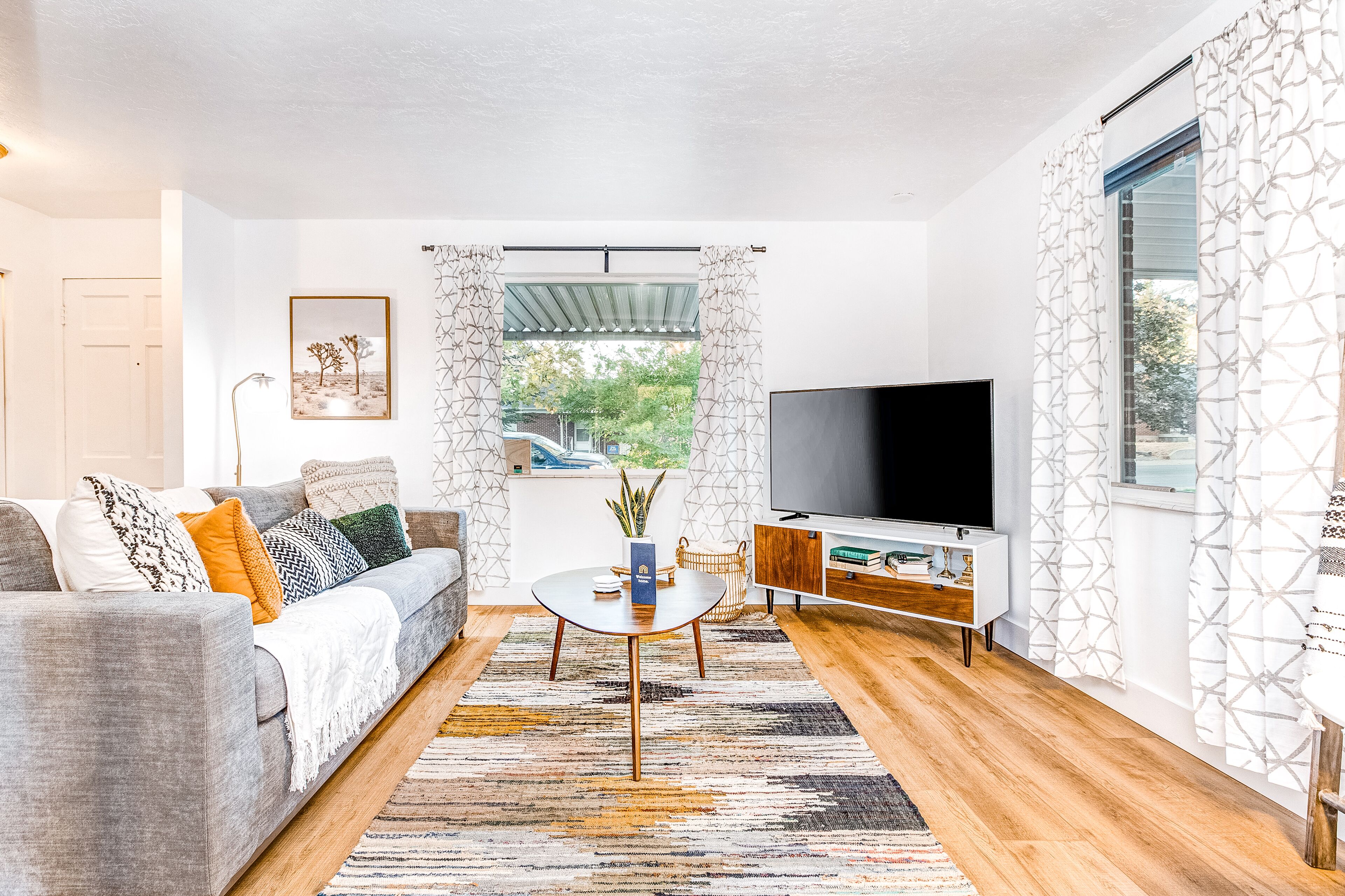 Newly renovated/furnished getaway with hot tub and adorable decor - dogs OK