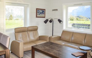 TV, fireplace, DVD player - Gorgeous home in Kvammen with house a panoramic view (Kvammen)