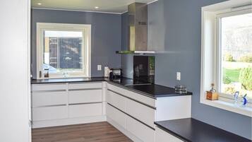 Geladeira, cooktop, lava-louças, cafeteira/chaleira