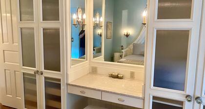 200 ft. to Gondola w/ parking, balcony, fireplace & views! Walk to shops & food!