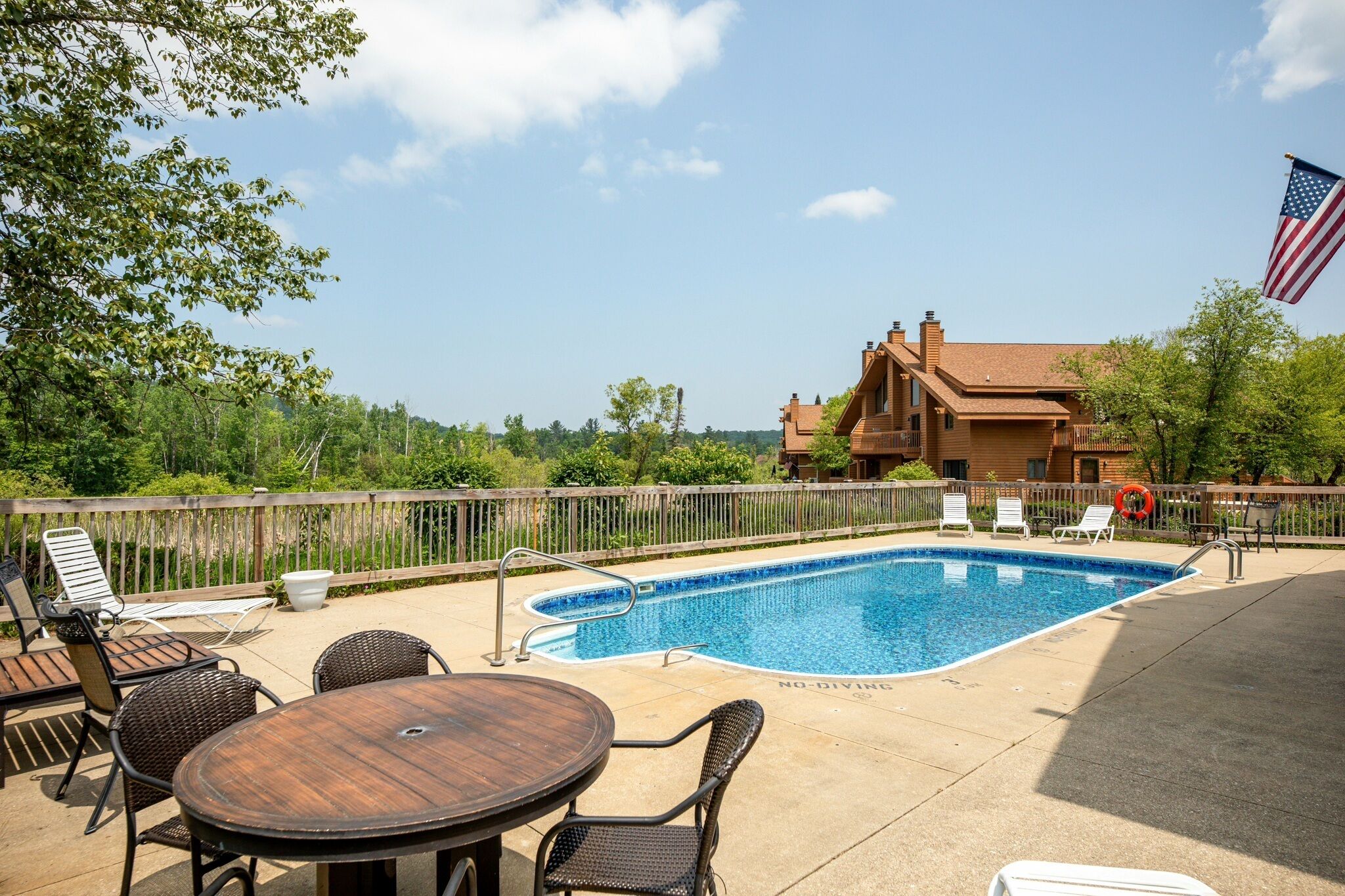 2 bed 1 bath, sleeps 6. Private outdoor pool, close to lakes, golf, boating