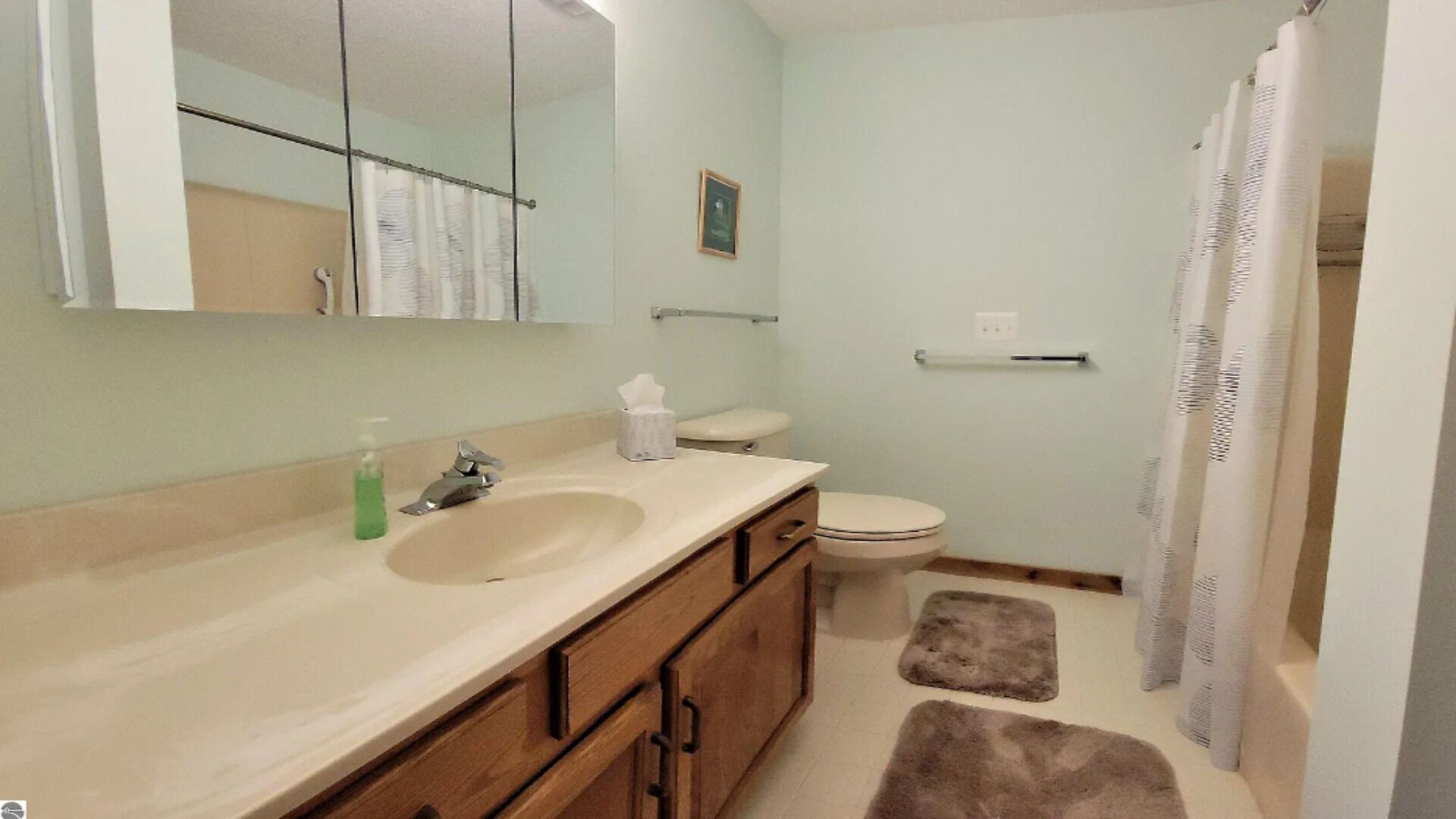 2 bed 1 bath, sleeps 6. Private outdoor pool, close to lakes, golf, boating