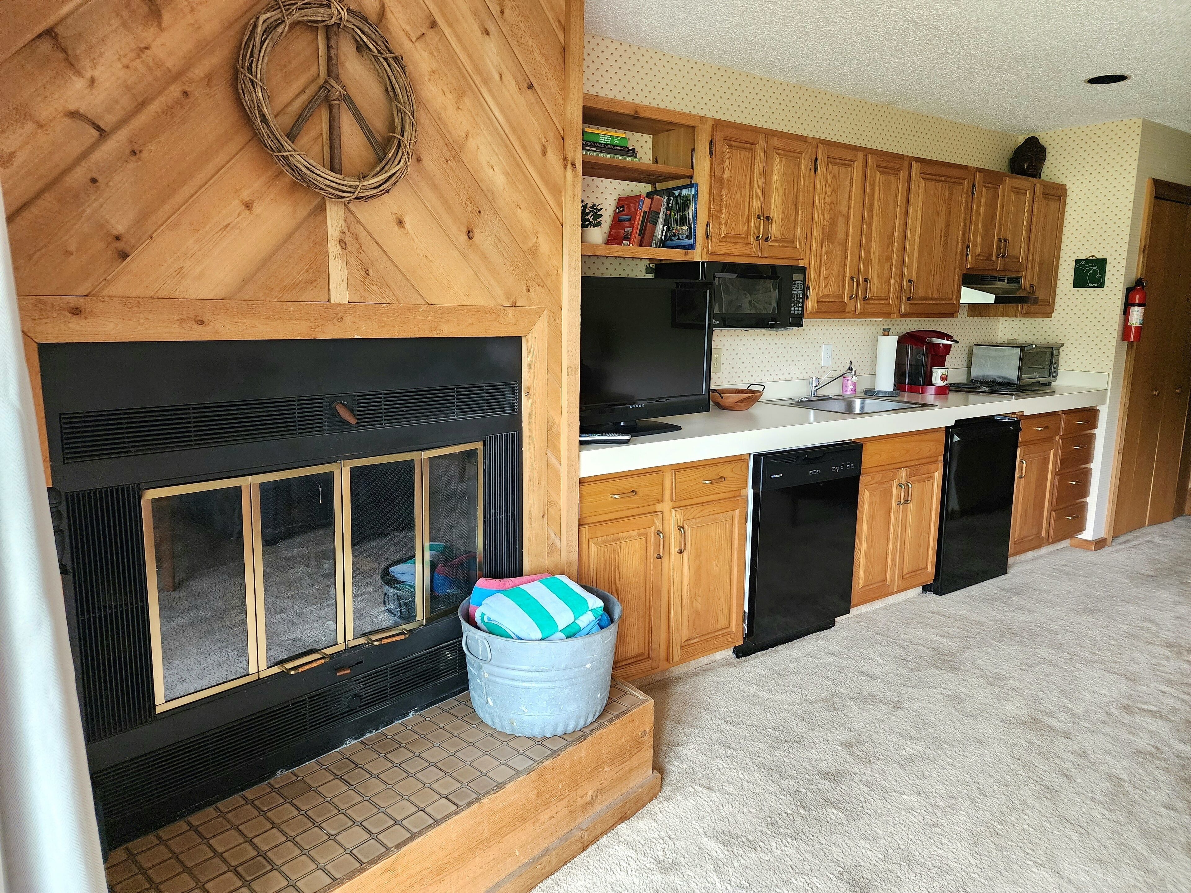 2 bed 1 bath, sleeps 6. Private outdoor pool, close to lakes, golf, boating