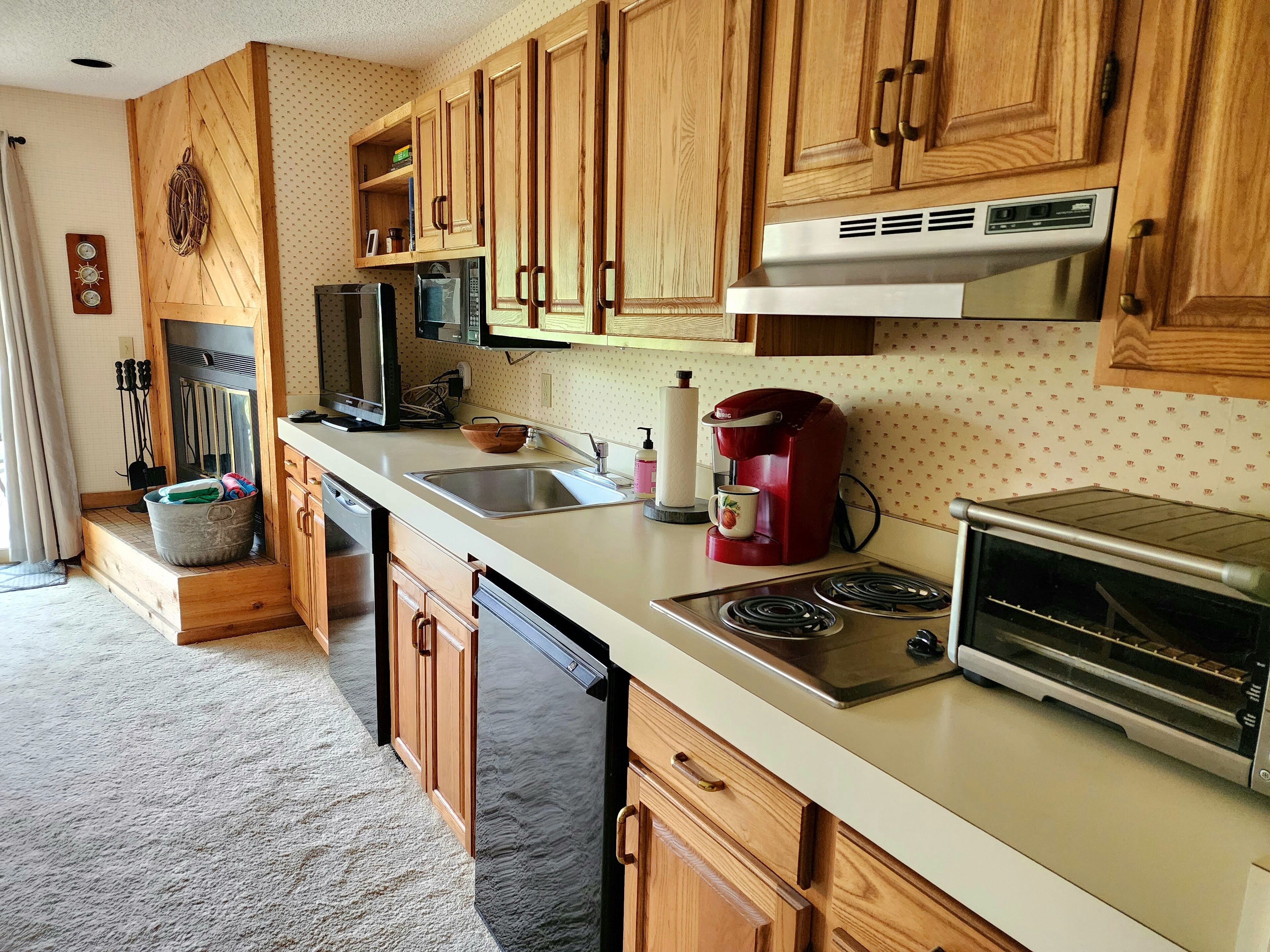 2 bed 1 bath, sleeps 6. Private outdoor pool, close to lakes, golf, boating