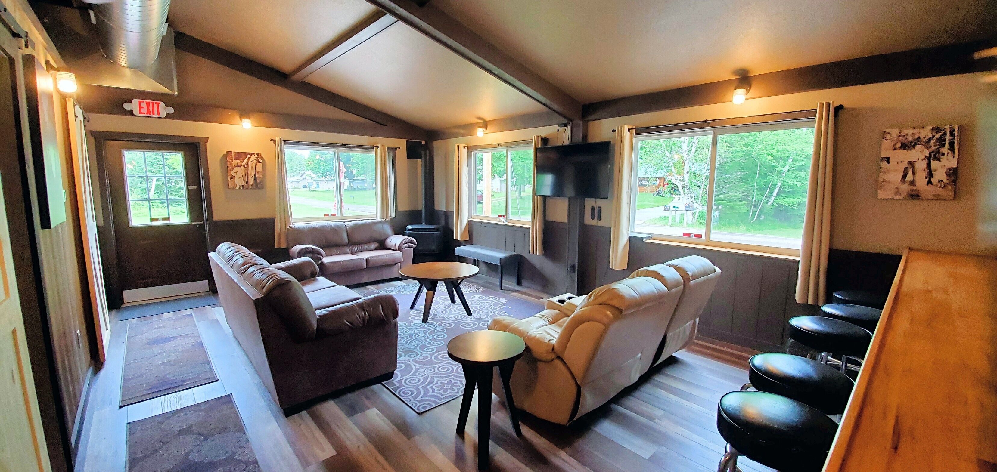 تلفزيون ذكي، مدفأة، مشغل دي في دي، ستيريو