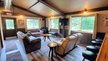 Smart TV, fireplace, DVD player, stereo