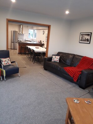 Smart TV, books, music library - Fairlie Family Home (Fairlie)