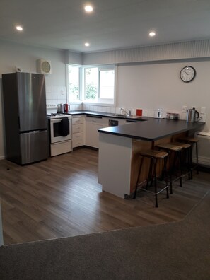 Refrigerador, microondas, horno, placa de cocina