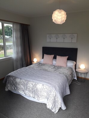 3 bedrooms, iron/ironing board, travel crib, free WiFi - Fairlie Family Home (Fairlie)