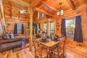 Smart TV, fireplace, video games, table football - Amazing Log Chalet, Peaceful, Quiet, Mountain View (Sevierville)