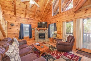 Älytelevisio, takka, videopelejä, pöytäjalkapallopöytä