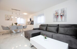 Smart TV - Luxurious home in Turanj with sauna (Turanj)