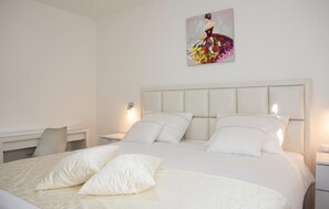6 bedrooms, travel cot, free WiFi, bed sheets