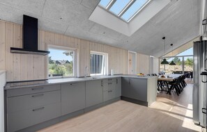 Réfrigérateur, four, lave-vaisselle, cafetière/bouilloire