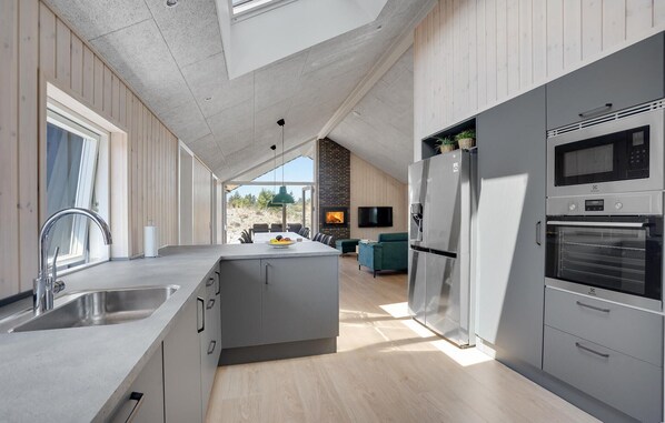 Réfrigérateur, four, lave-vaisselle, cafetière/bouilloire