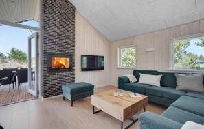 Télévision, cheminée, baby-foot