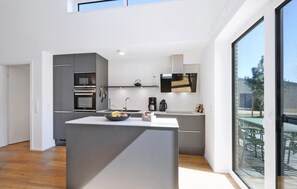 Kühlschrank, Mikrowelle, Herdplatte, Geschirrspüler