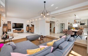 Smart-TV, Kamin, Tischfußball, Tischtennisplatte