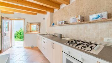 Jääkaappi, liesi, kahvin-/teenkeitin