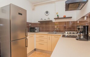 Réfrigérateur, plaque de cuisson, cafetière/bouilloire