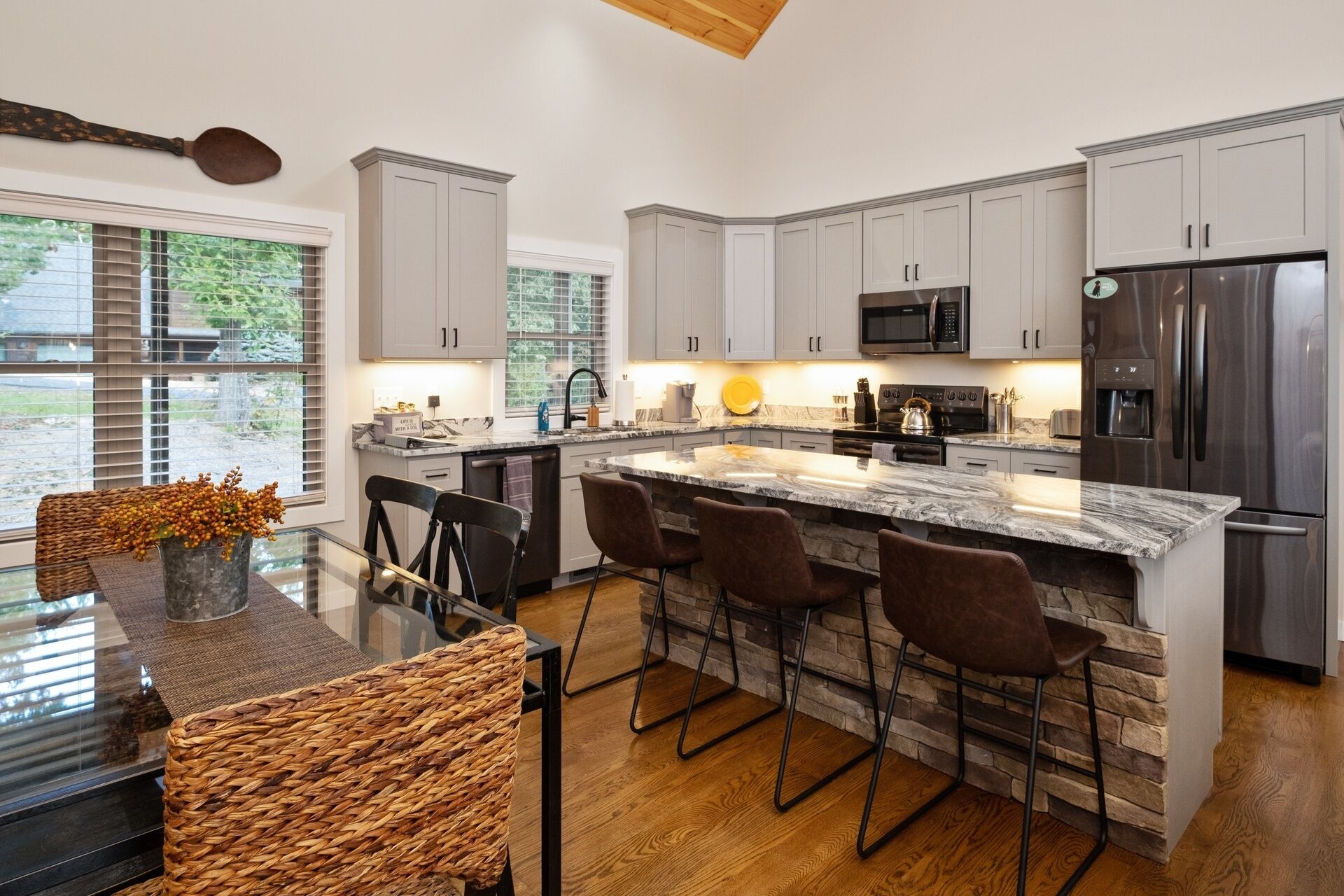 Duke's Place: New Massanutten mountain home with game room!