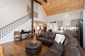 Smart TV, fireplace, video games, table football - Duke's Place: New Massanutten mountain home with game room! (Massanutten)