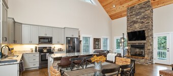 Duke's Place: New Massanutten mountain home with game room!