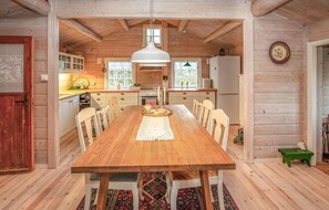Dining - Cozy home in Sykkylven with kitchen (Sykkylven)