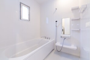 Casa, 2 habitaciones, para no fumadores (Private Vacation Home) | Baño | Tina y regadera independientes y amenidades de baño gratuitas 