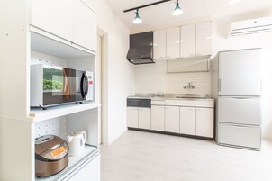 Casa, 2 habitaciones, no fumadores (Private Vacation Home) | Cocina básica privada | Frigorífico, microondas, placa de cocina y hervidor eléctrico