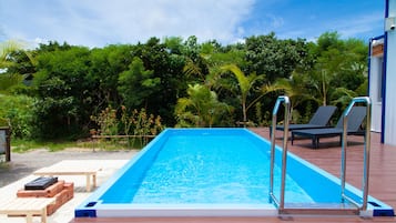 季节性开放的室外游泳池