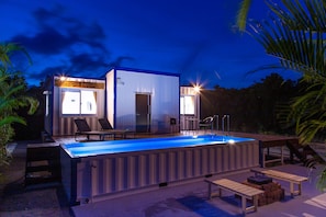 Facciata della struttura - sera/notte