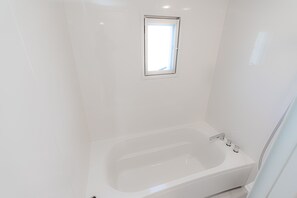 Casa básica, 2 habitaciones, para no fumadores (Private Vacation Home) | Baño | Tina y regadera independientes y amenidades de baño gratuitas