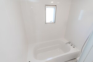 Bañera y ducha independientes, artículos de tocador gratuitos