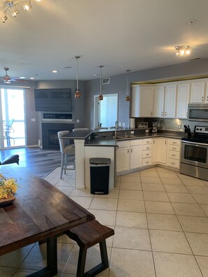 Fridge, microwave, oven, stovetop - Beautiful Newly Decorated Condo at Lands End (Osage Beach)