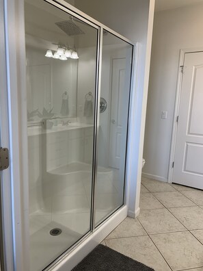 Combined shower/bathtub, hair dryer, towels, soap - Beautiful Newly Decorated Condo at Lands End (Osage Beach)