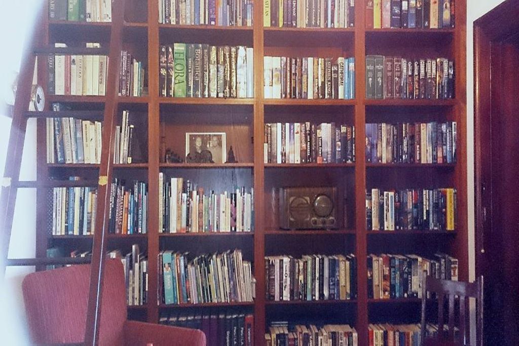 Une bibliothèque remplie de livres.