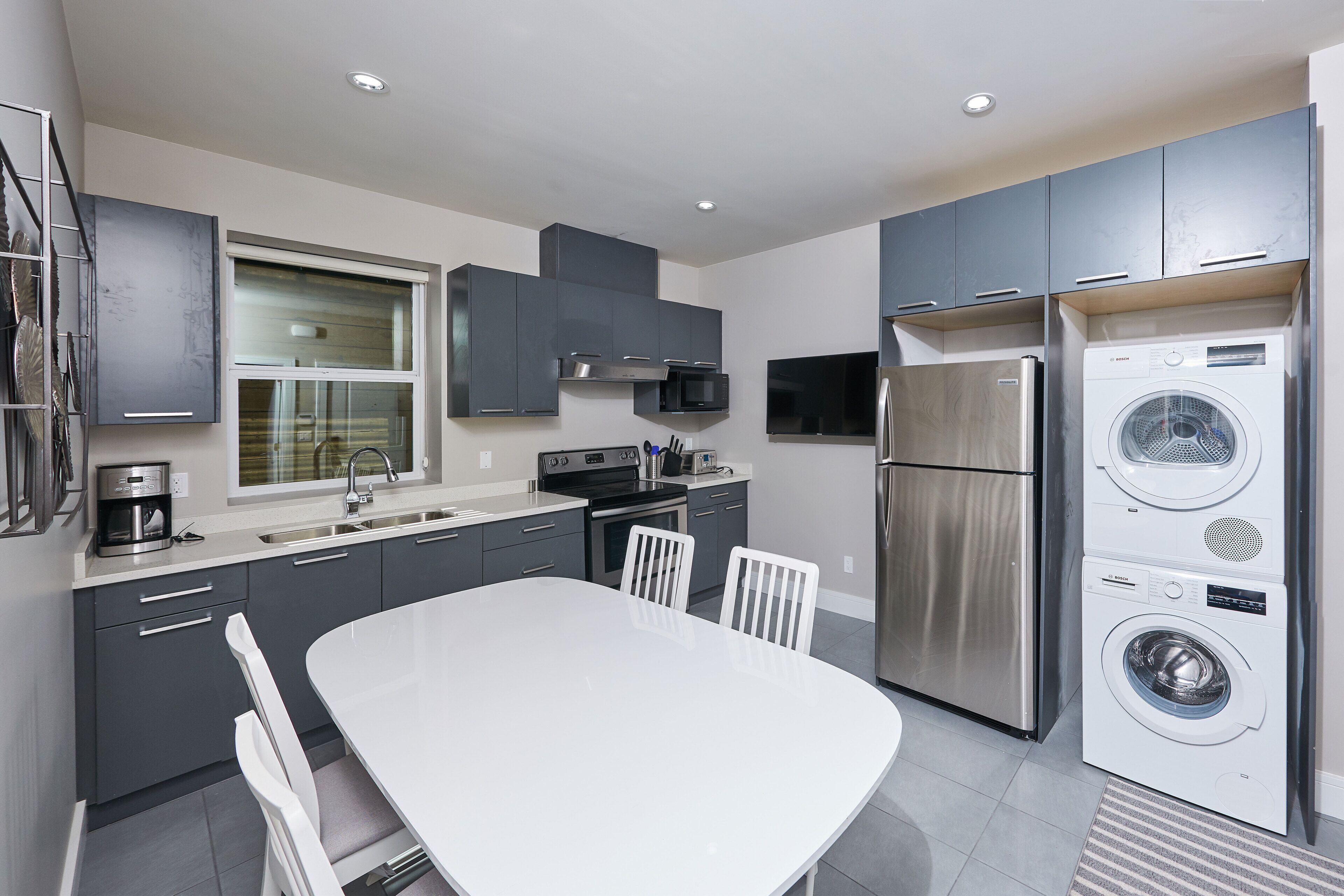 Family Friendly 3 Bed Rooms Basement Suite- The Chateau - Modern & Luxurious