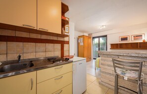 Refrigerador, parrilla de estufa, lavavajillas y cafetera y tetera 