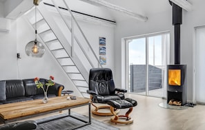 Fernseher, Kamin, Tischfußball, Tischtennisplatte